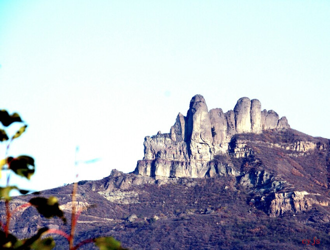 在正南方向观鸡冠山