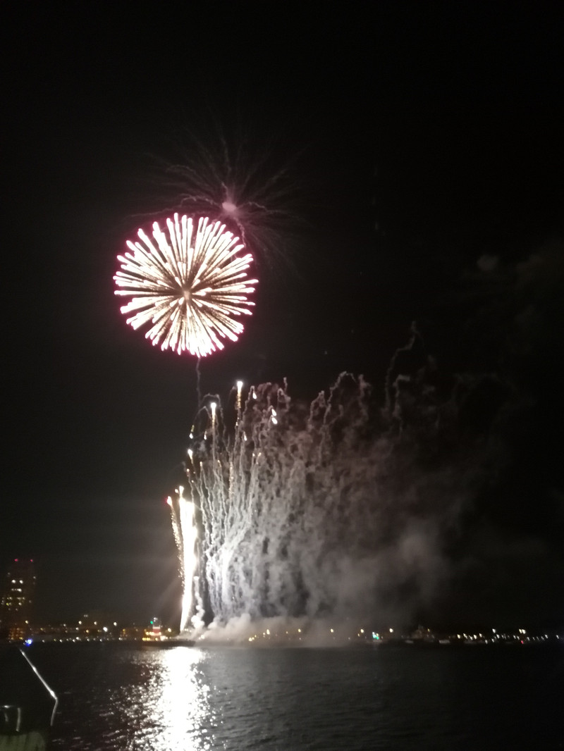 烟花伴随音乐升空,军港之夜变得绚丽多彩