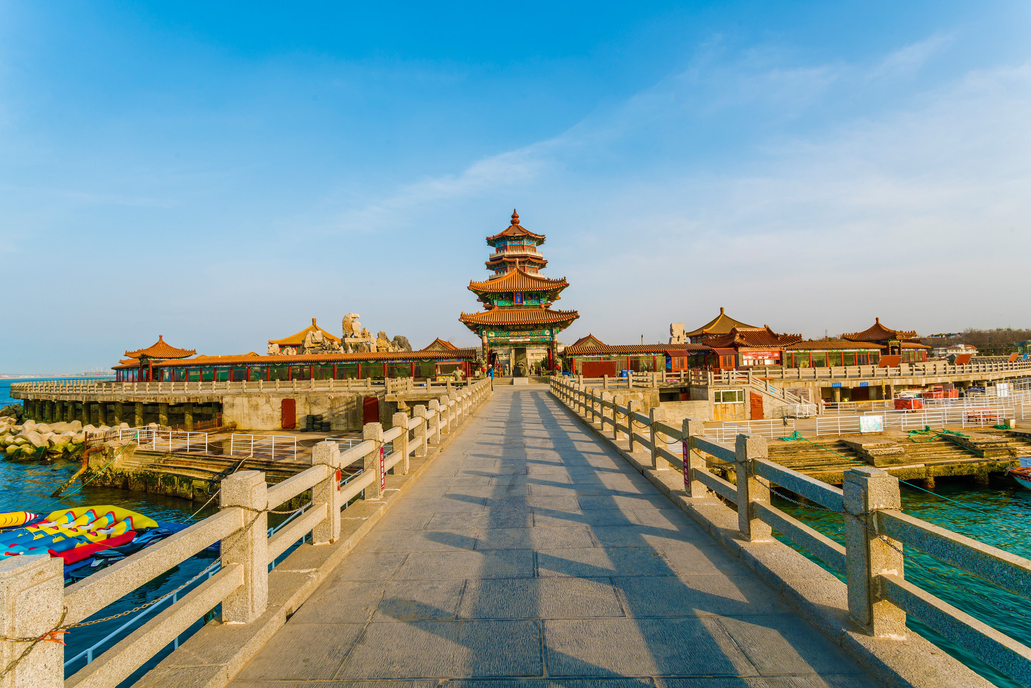 观黄渤海分,远眺四大名楼蓬莱阁;景点游览八仙桥,拜仙台,海豹岛