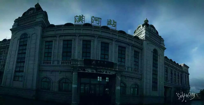 关于景点具体介绍 1、乌苏里浅滩 乌苏里浅滩,坐落在北纬53度33分43秒的黑龙江南岸,位于大辛甘岭北端,图强林业局施业区内,是黑龙江畔的一处天然风景区。浅滩由黑龙江冲击而成,面积约50余平方公里,因在清朝时这里设有卡伦(相当于边防哨所)叫乌苏里,所以才被定名为乌苏里浅滩。 浅滩北岸是中俄大界江黑龙江,这里净水雄浑壮丽、滩岸一马平川。冬季更是雪卧原野,一片银白世界,是大自然鬼斧神工,造就了北国这一天下奇景。 2、神州北极石碑 位于北极村北部,黑龙江南岸,此石为漠河县人民政府于1994年6月20日所立