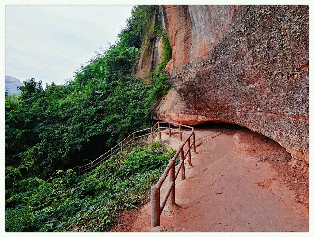乘船游锦江观赏丹霞山风光,然后乘景区大巴爬峰长老峰,再游阳元山