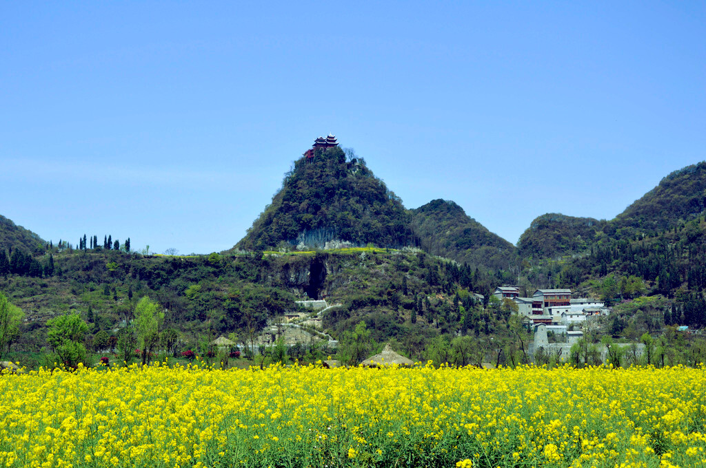 安顺云峰屯堡—那一片花海里的石头古堡