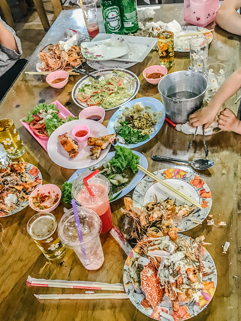 晚上就在沙滩边的大排档来一顿海鲜大餐,记得一定要喝点冰啤酒.