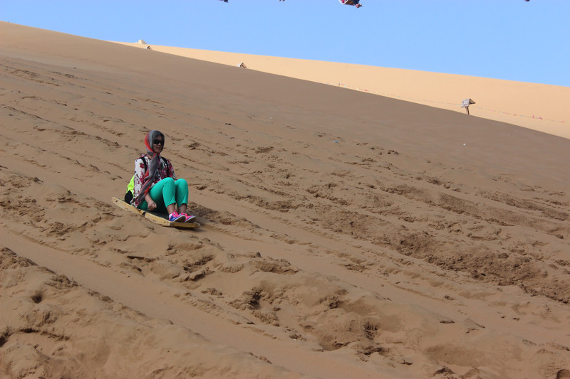 沙坡头滑沙道高度100米,长度有175米.