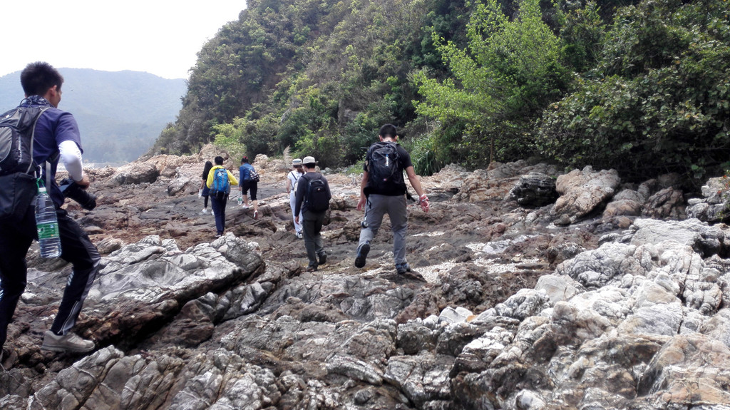 走完山路 来到海岸边上走岩石.崎岖不平.