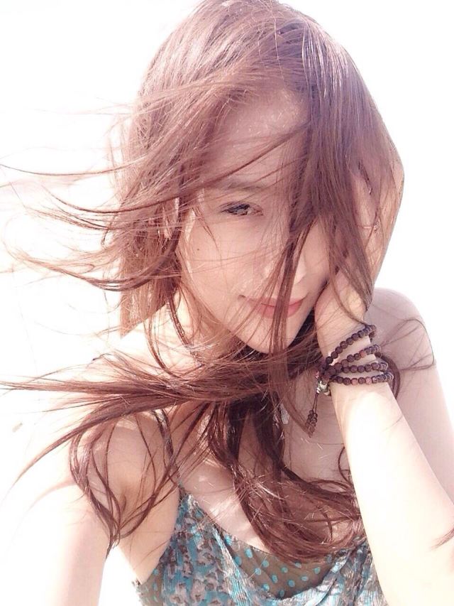 沙滩上被风吹过的头发 邦涛海滩