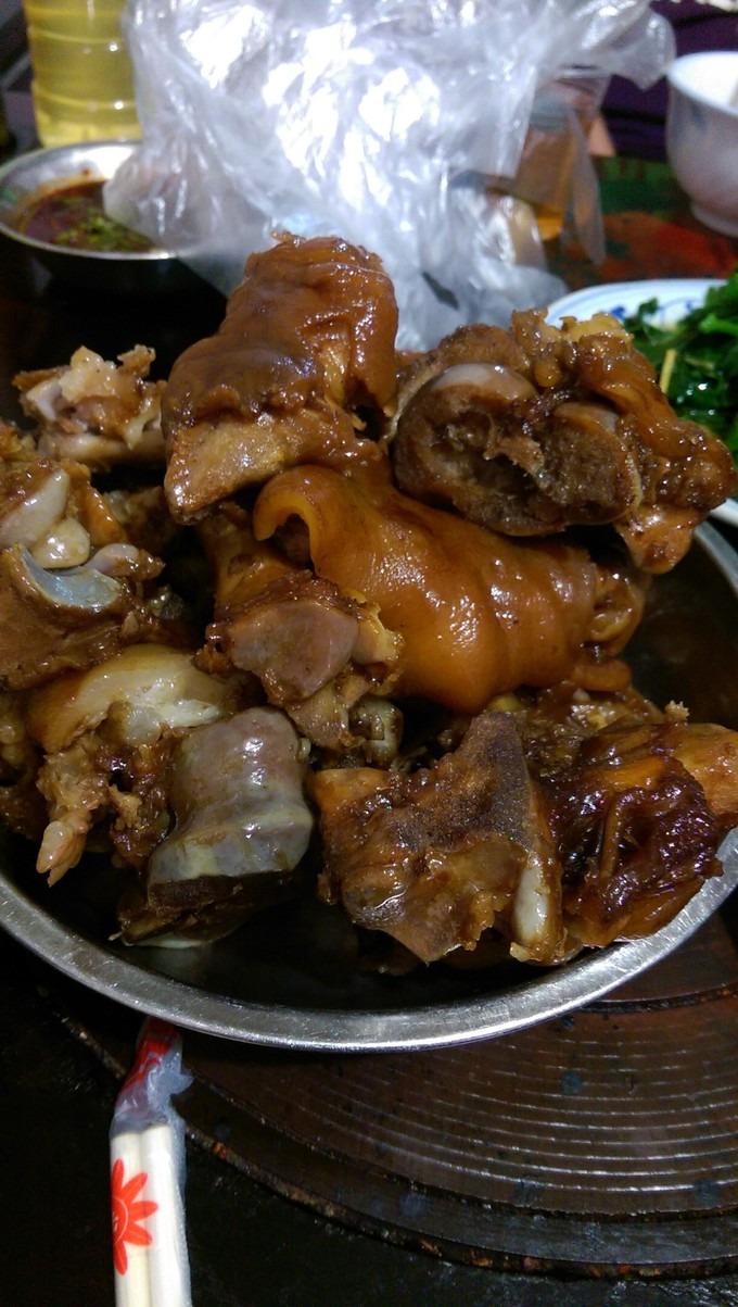 在青岩古镇一定要吃上一顿猪蹄,真的是特别软嫩,美味极了.