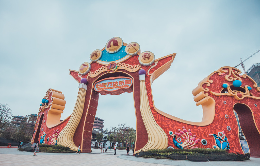 "大龄儿童旅行团"合肥万达主题乐园漂流记_脾气网 你说,春天是万物复苏的季节; 我觉得,春天是毛毛虫的季节。 小时候,夏天很短,短到一根冰棍就能让人满足一整天; 小时候,夏天也很长,长到用橡皮泥捏好了好几座城堡、用落花和叶子做了好多顿小人餐、就着手臂随手一擦的鼻涕在太阳的暴晒下已经形成了薄薄的一层膜的时候,太阳也依旧热烈着。 有人说,一叶便能知秋; 还有人说,秋叶很美。而我好像从来没有去关心过为什么有一种叶子叫做这个名字。 秋风一来,人们就说冬天不远了; 然而我总是在最冷的时候忘了夏天的样子。 游乐场,是学龄儿童眼前一亮并乐此不疲的地方,是大龄儿童回忆的
