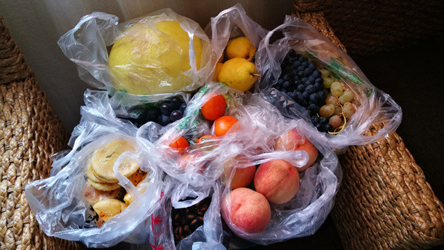 买了一堆水果,路上吃,甘南偏僻高海拔之地多吃水果,可以补充维生素.