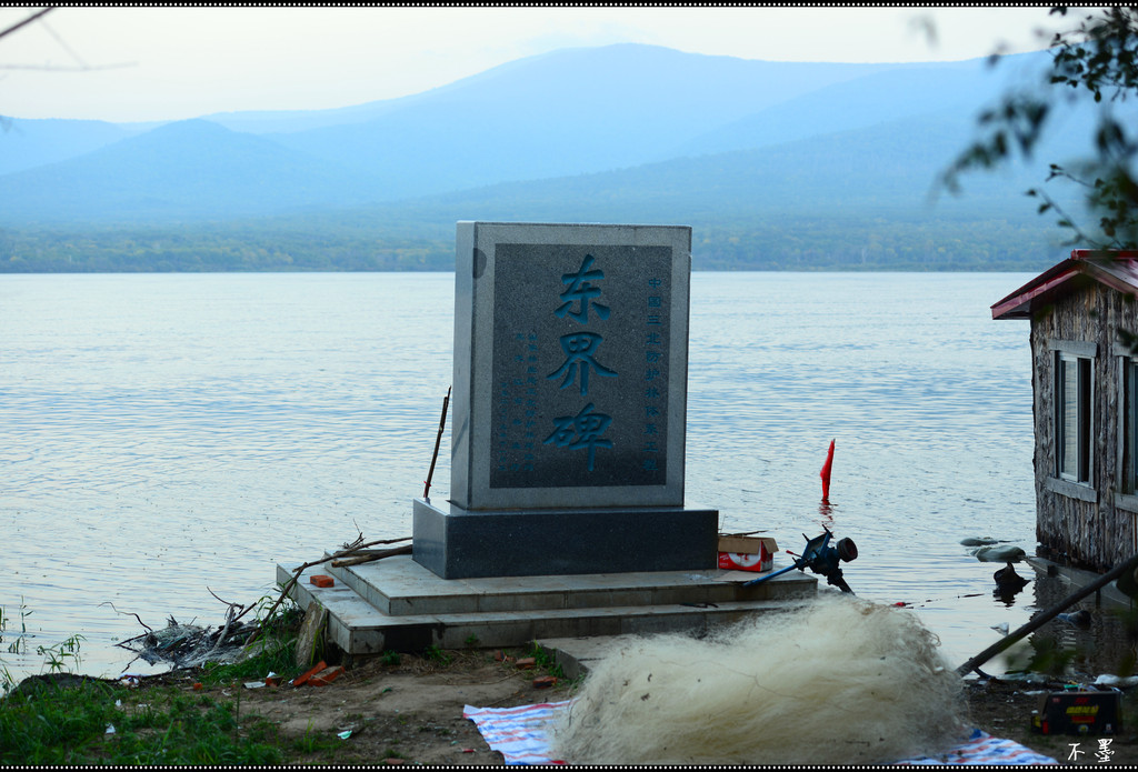 位于乌苏里江和黑龙江交汇处,名字叫镇,实际没有居民,只有一个哨所.