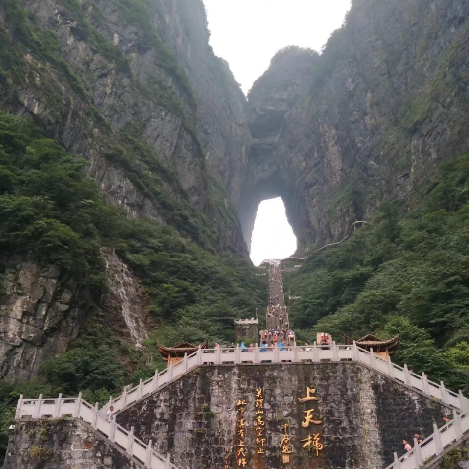 电梯贯通天门洞底至山顶,免去游客爬山之苦.一共连续12