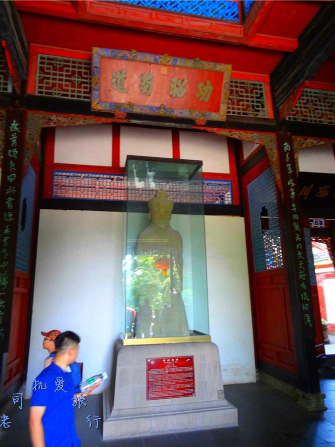 伏龙观里有李冰的巨型石像,高3米,重4.