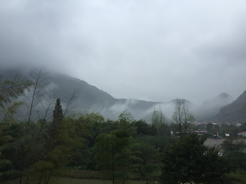 第二天下午有一点下雨,整个桃花山都有一点烟雾缭绕的感觉.