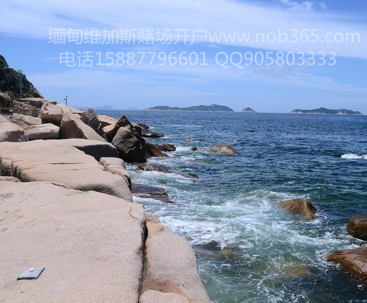 图为春节期间到三亚旅游的美女游客.