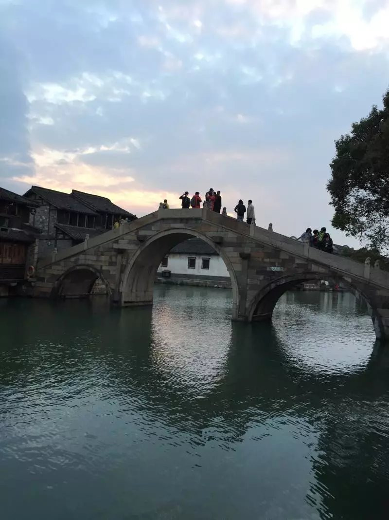 你站在桥上看风景,站在桥下的人在看你.