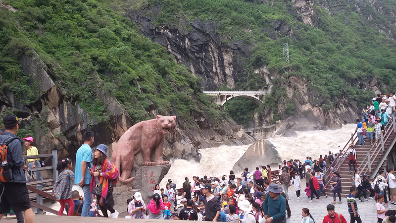 是丽江境内的虎跳峡景区,同一个峡谷,两岸分属两个地区,分别收门票