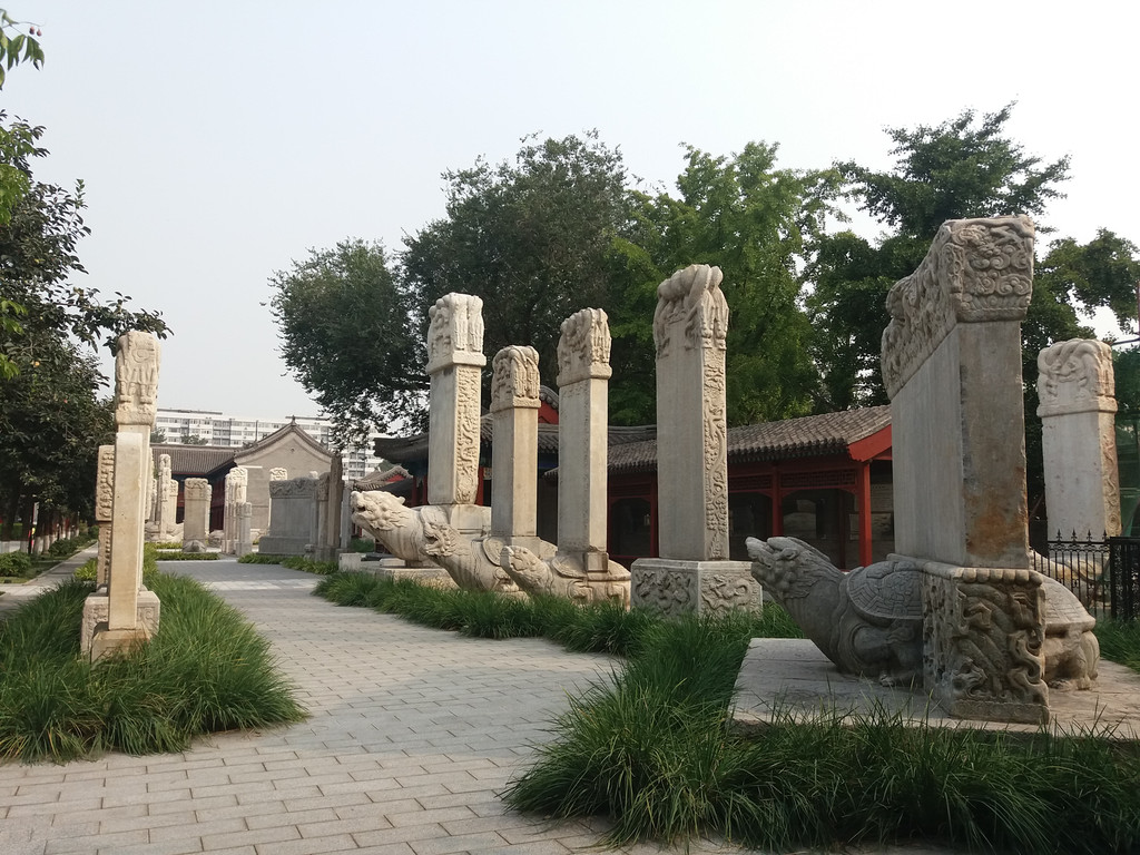 由于进入景区大门之后,有两个景点(真觉寺,北京石刻艺术博物馆)的