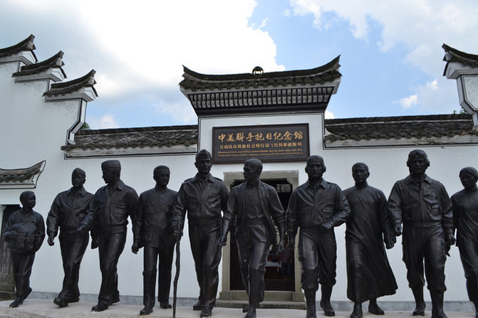 从景区出来包了三轮车每人5元坐到戴笠故居这边,其实也就2公里左右的