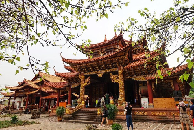 双塔在大殿两侧,南北向并列.