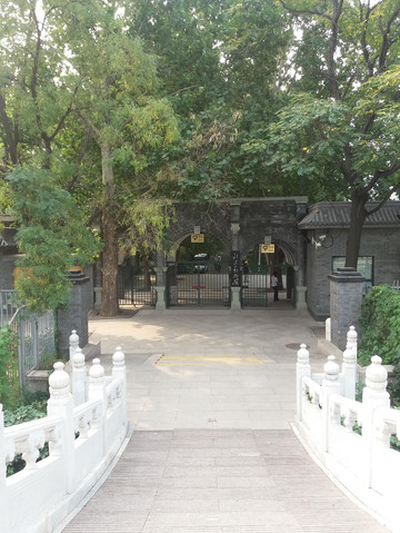北京动物园西北门.