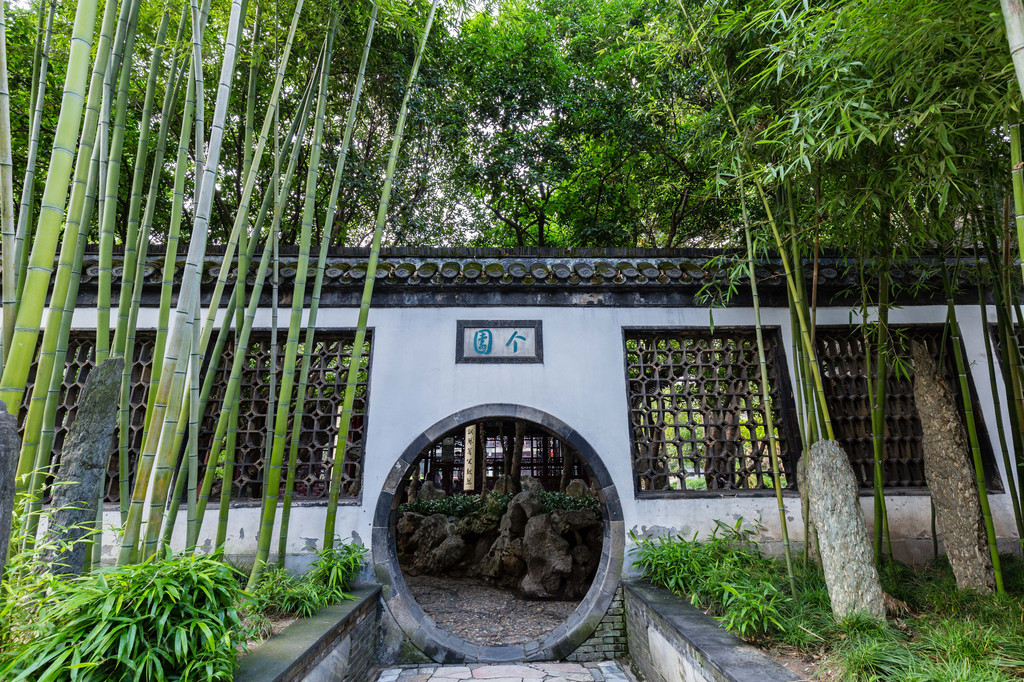 巨贾留下的遗产,此处走进的个园便是清代扬州盐商黄至筠的私家宅邸