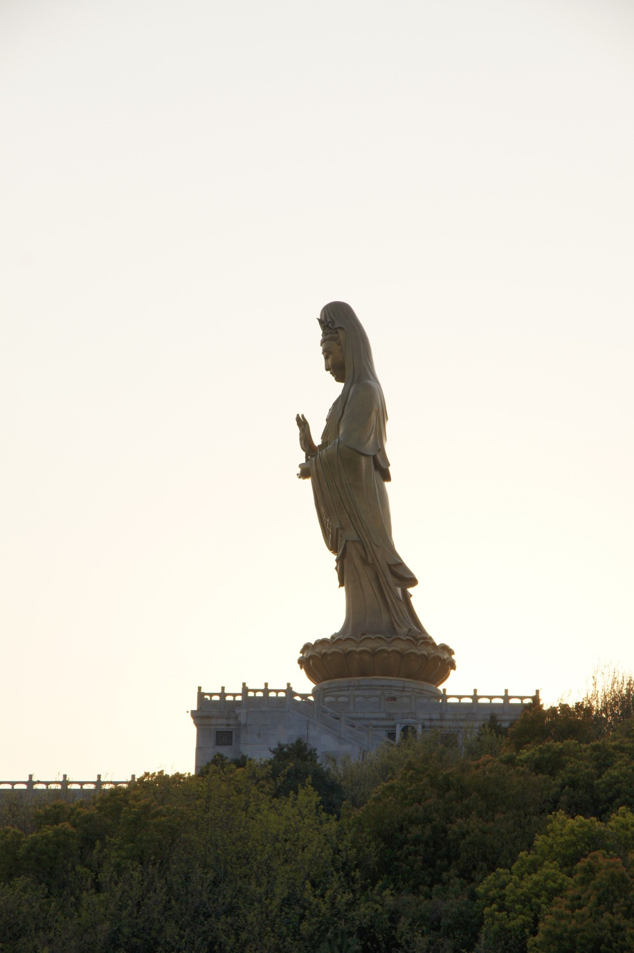 后步行至紫竹林,不肯去观音院,落日西斜时分,至"南海观音".