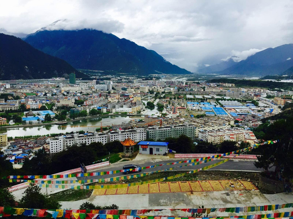                      林芝市全景