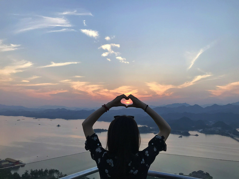 观景高挑于山头,一览周边的景观,是拍摄千岛湖大桥,夕阳等景色的