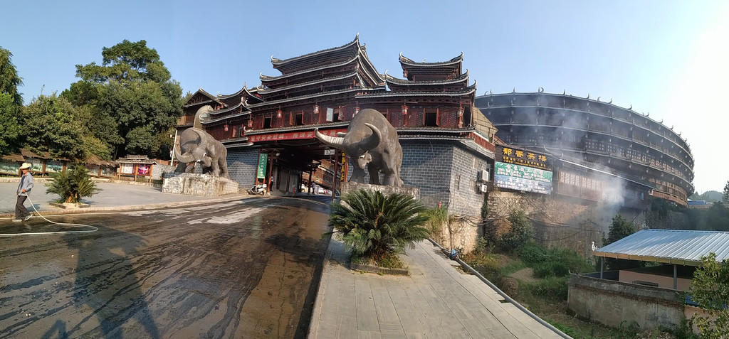 侗乡鸟巢的设计灵感来自侗家画眉鸟笼,它是三江县城具有侗族特色建筑