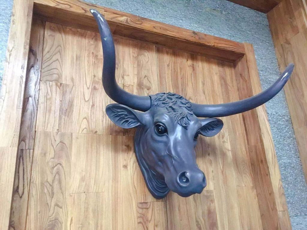 一进门的右边是一个巨大的黑牛头雕塑,只是这只牛看起来有点萌.