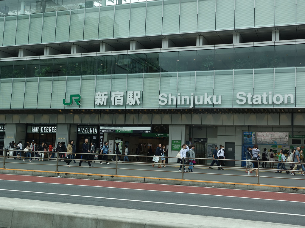 据说很多人都有在新宿駅地下迷路的经验^_)