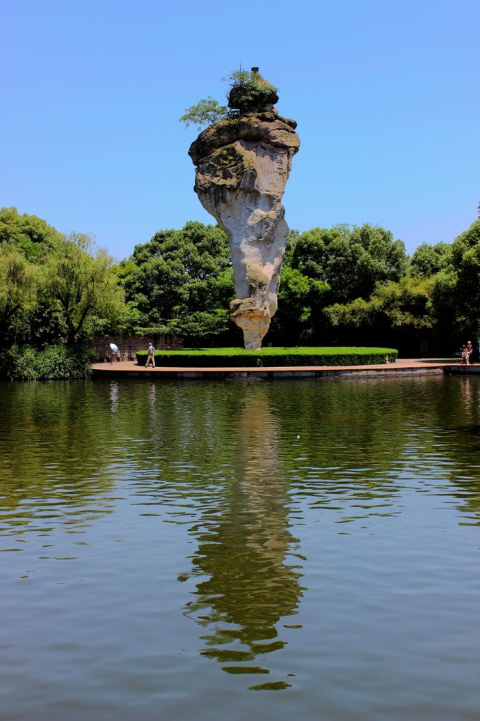 柯岩石,为唐代人依岩开凿而成,坐像,高10.6米,通体一石.