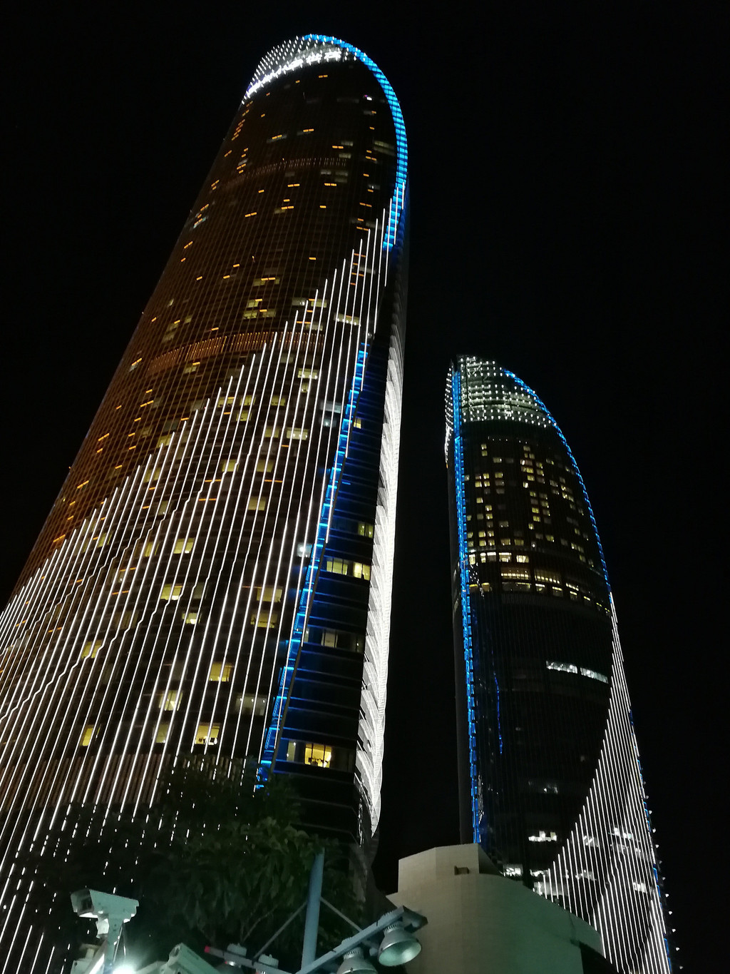 人多的时候,密密麻麻的 最后来张世贸双子塔的夜景