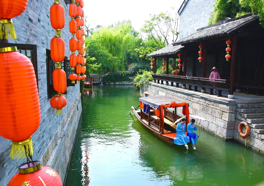 台儿庄古城一道靓丽的风景,船妹子和会飞的"小哥哥"一