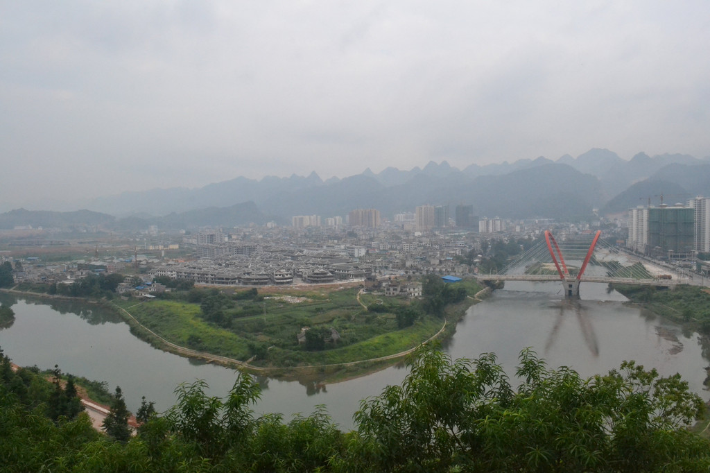 荔波县城全景,在去茂兰的路上,师傅特意停下车来让我们拍照