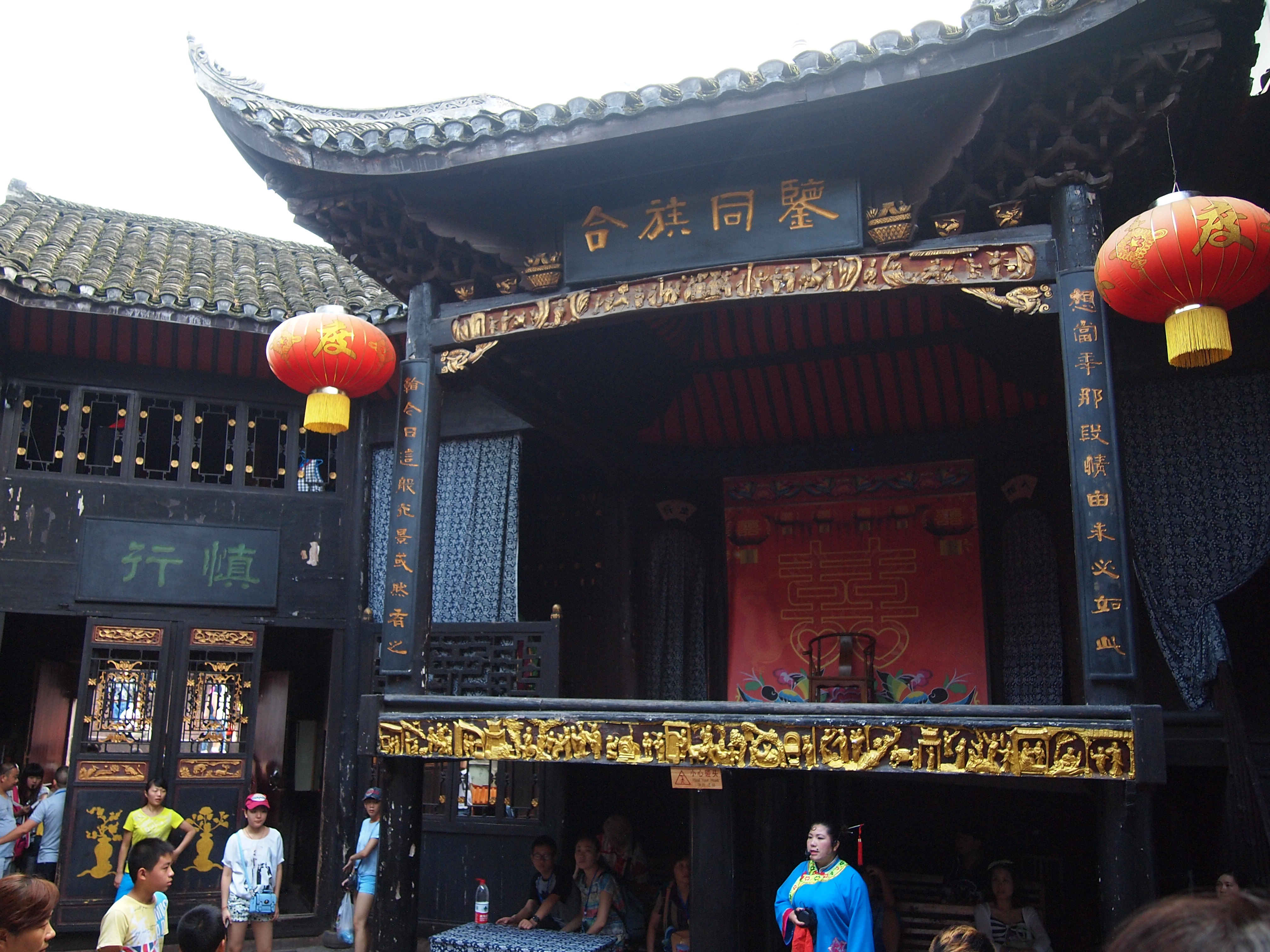 所以"杨家祠堂"代表的是凤凰古城里的名门望族.