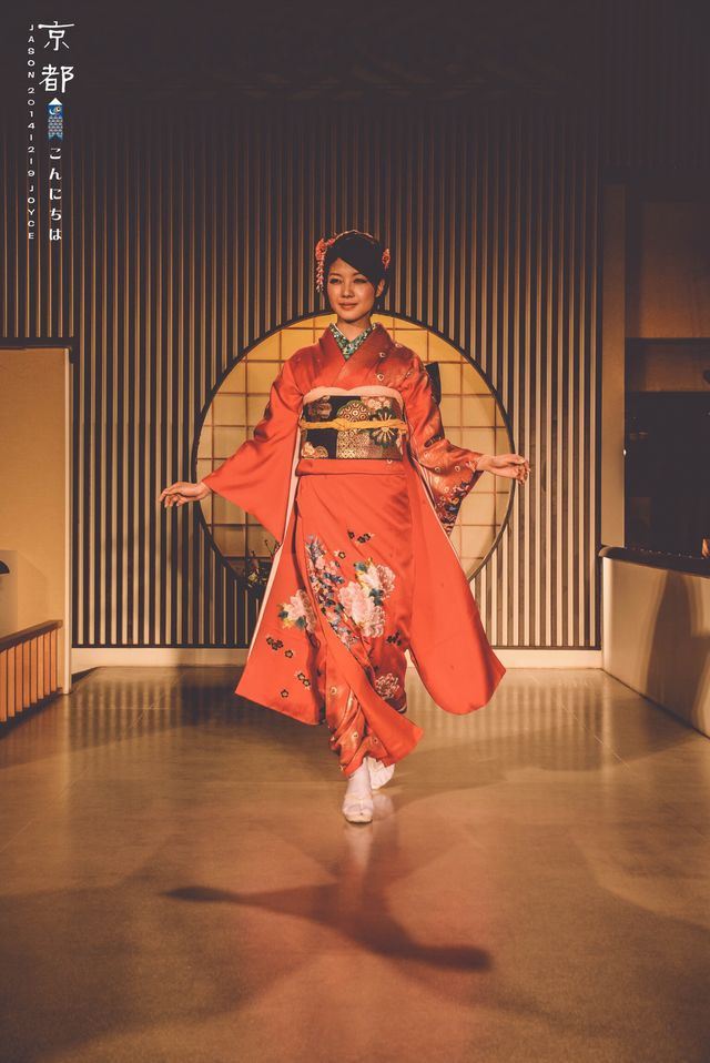 和服是日本民族的传统服装,它是在依照中国唐代服装的基础上,经过1000