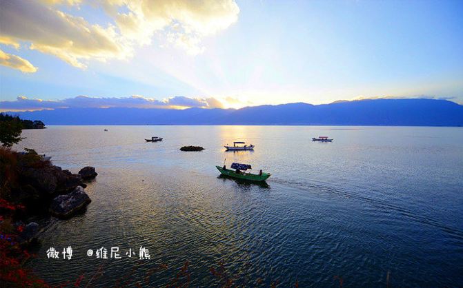 图文/ 维尼小熊 来到6月,才发现2015年都匆匆过了一半。 想到6月,才发现旅行计划还依然搁置不前! 6月伊始,刚嗅着初夏的气息,却有不少朋友问我暑假亲子去哪游。有人问我七彩云南值不值得走,或最值得推荐的云南经典路线在哪?还有人问到大理。老实说,提起大理,我情不自禁联想到古老城墙、宁静的石板路、特色情调的酒巴客栈。大理的天气,和天空一样透明有层次。早起清冷凉爽,中午太阳热的发烫,晚间凉的要穿毛衣。比起大理古城来说,洱海更多了份小资、浪漫、唯美的情调。去过国内很多地方,让我最怀念的就是洱海时光,洱海在我