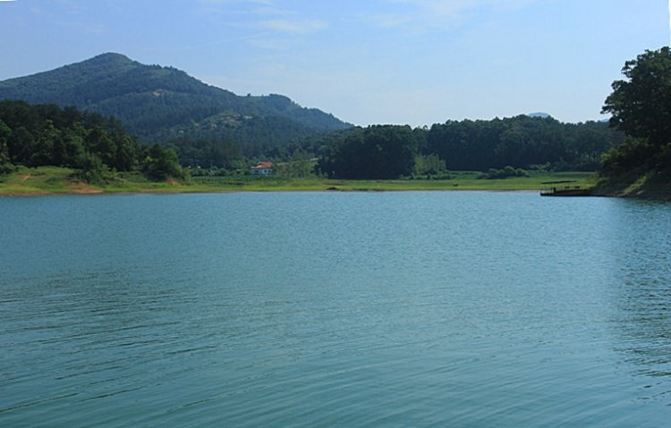 薄山湖风景名胜区西北紧邻素有"小延安"之称的竹沟革命根据地,南连"