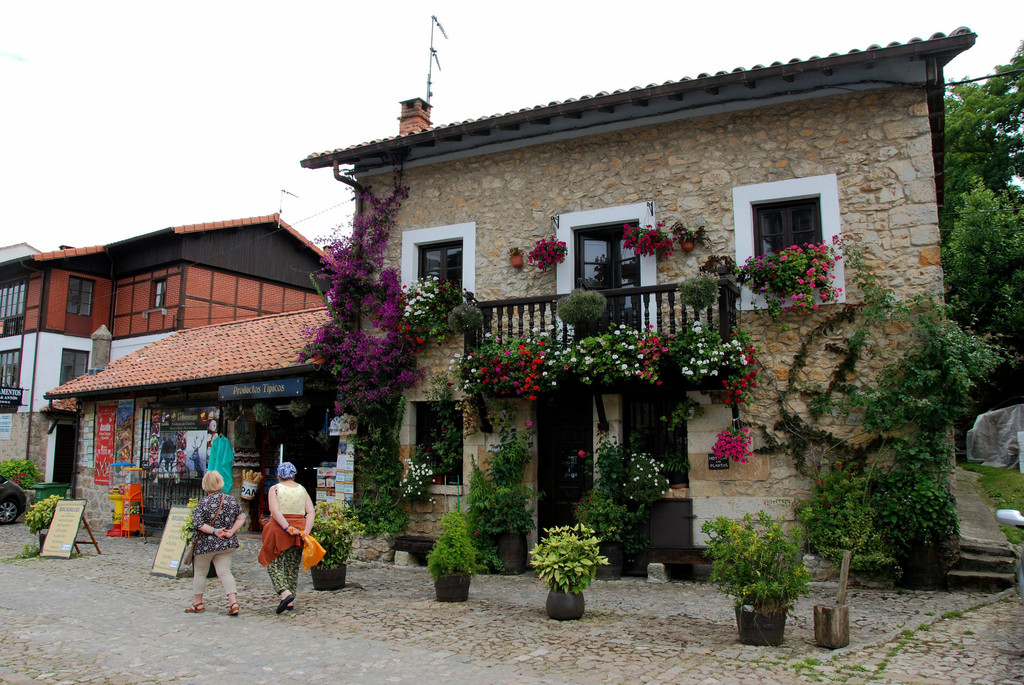 西班牙北部的风情小镇桑提亚纳德玛(santillana del mar)