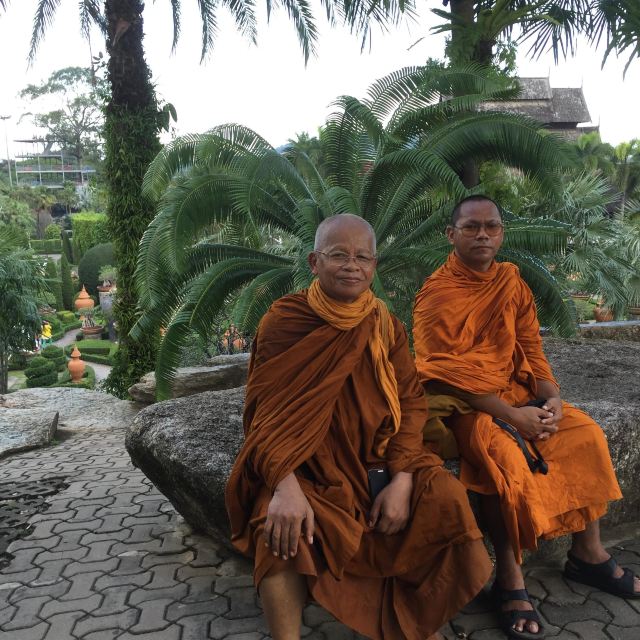 在泰国随处可见的寺庙僧人.