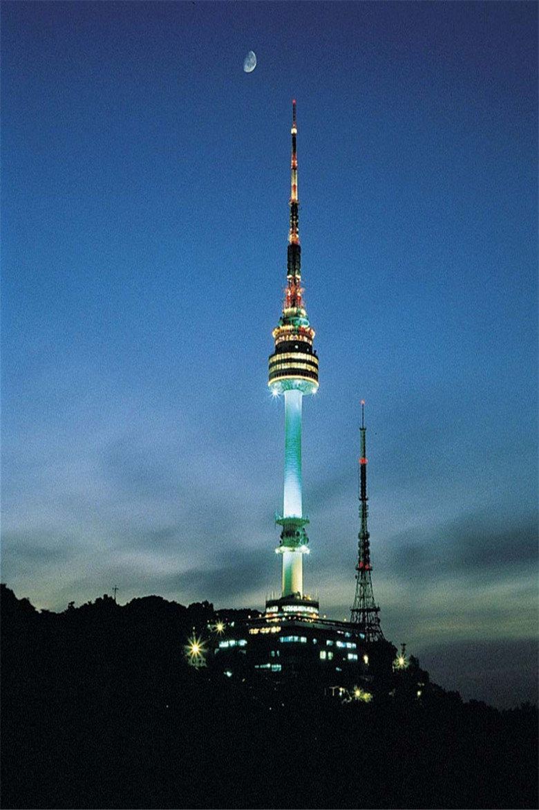 1.塔層信息 P0:服務台,泰迪熊博物館,,天空咖啡廳 P1:紀念品商店,泰迪熊博物館商店, 露天啤酒店,售票處,光的蘆葦 P2:(意大利餐廳),屋頂露台 T1:Hancook(韓式餐廳) T2:天空咖啡館,紀念品商店,天空衛生間 T3:數碼瞭望台 T5:最高檔旋轉西餐廳 交通方式 東國大學入口站:地鐵3、4號線東大入口站()6號出口,換乘南山旅游巴士02、03、05路。 忠武路站:地鐵3、4號線忠武路站()2號出口,換乘南山旅游巴士02、05路。 明洞站:地鐵4號線明洞站()3號出口,南山換成公交車0
