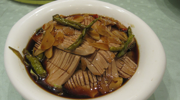 叫了10冷菜,计有(烤芥菜心,伴马兰豆,酱萝卜,陈醋海蜇头,糟鸡,素鹅,烩