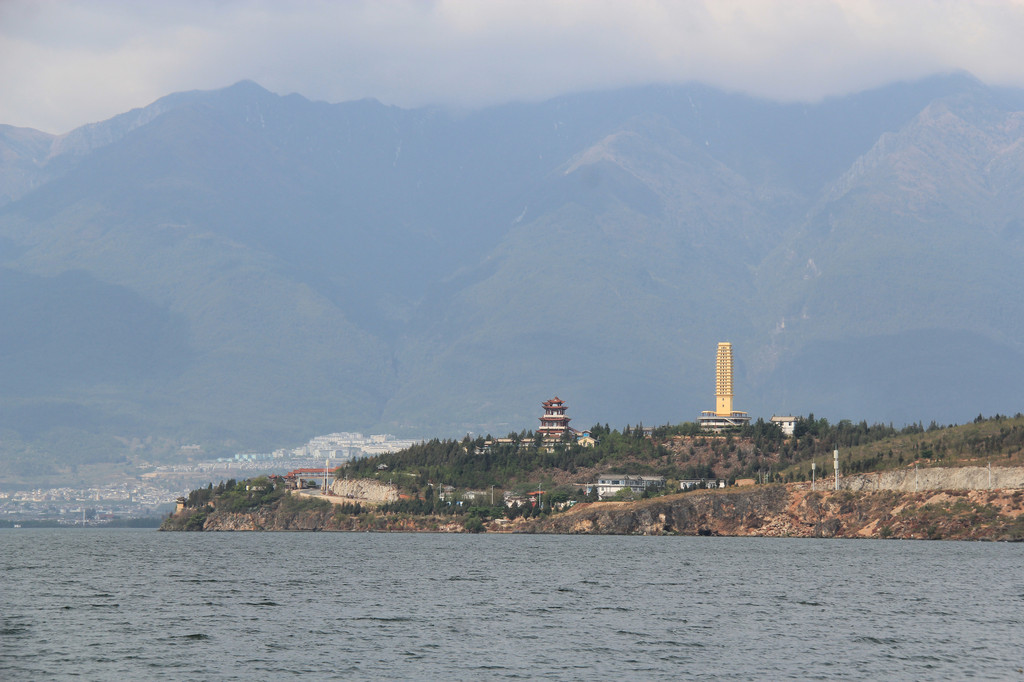 桂滇自驾游第22天上午11点,离开蝴蝶泉公园,沿洱海环海北路及环海东路行驶30公里至双廊,沿途停车拍照、欣赏洱海美景。 下午1点入住双廊镇口(在环海东路旁)的观海梵间客栈(阳光大床房:330元,提前15天预订),客栈就在洱海边,院内可停车,很方便(双廊镇白天不允许小车进出,自驾车只能停在镇口停车场)。 在客栈稍加休息后,步行100米就到电瓶车站,10元钱坐到双廊镇内(步行也只有700米),再走100米就到洱海码头,乘船游览国家4A级旅游景区南诏风情岛(门票含船票50元,老年26元)。 南诏风情岛是洱