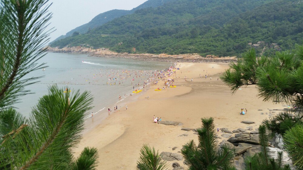 从连岛停车场统一换乘巴士(收费),到大沙湾.进门便是沙滩浴场.