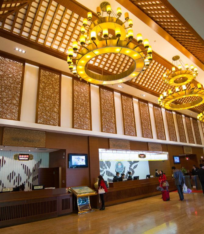 1,酒店内的营口思拉堡温泉小镇是一个综合旅游区,有温泉和高尔夫场地
