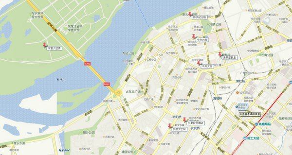 12月23日(第一天)早08:20首都机场T2航站楼 MU2467航班飞哈尔滨,10:30哈尔滨太平机场落地,机场用中餐,等待转机漠河13:40 CZ6279航班,15:30漠河古莲机场落地,司机周师傅和王师傅已等候在机场出口,上车出发,目的地---漠河县城。行车10公里到达县城龙源宾馆,大家简单收拾一下,用餐在县城中的一个小饭馆,(周师傅推荐的~好像与周师傅是亲戚~吃得不错,价格合理,基本把当地的特色都品尝了,有石锅鱼、炸柳丁鱼、大骨头、小豆腐等8个菜,十一人用餐还没吃完~)餐后周师傅带我们去城里的超市