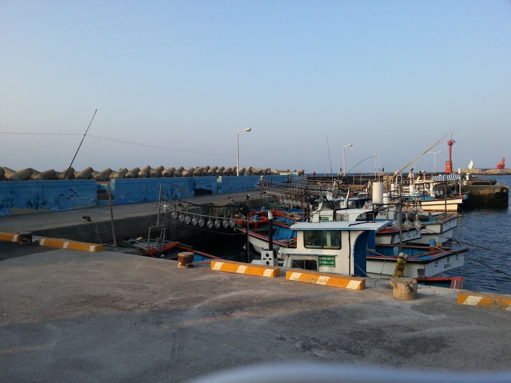 3晚4天濟州島高爾夫旅游一共打了三場高爾夫球,從第一天到達一直到最後一天回國,全程都是由這次我們預訂高爾夫旅游的漫韓網安排的翻譯兼司機小鄭接待的。幾天的時間里分別體驗了濟州島樂天天山高爾夫球場,濟州島泰迪谷高爾夫球場,和濟州島品克斯高爾夫球場。對濟州島高爾夫俱樂部之前略有了解,包括濟州島空氣好,自然景觀也漂亮,然後球費果嶺費也跟我們北京差不多,整體消費來講比我們北京還要便宜一些呢!濟州島美食真的很多,而且是別的地方就吃不到美味,什麼烤黑豬肉呀,生魚片呀、海鮮鍋等.