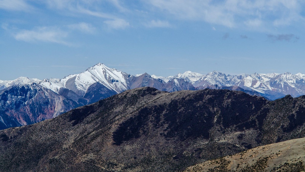 三角状的雪峰傲然挺立,比周围的山峰高出一大截