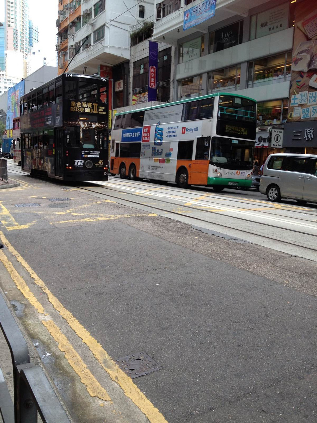 旺角地铁站 皇后大道东 香港的街道很窄,坐车的方向也跟国内不一样